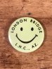 “London Bridge L.H.C.,AZ.”と書かれたスマイルの70年代ビンテージ缶バッジ