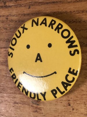 “Sioux Narrows Friendly Peace”のスマイルフェイスの80’s〜ヴィンテージ缶バッチ