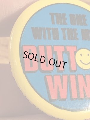 “The One With The Most Buttons Wins”と書かれたスマイルの80年代ビンテージ缶バッジ