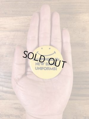 “Happiness Is New Band Uniforms!”と書かれたスマイルフェイスの70’sヴィンテージ缶バッチ