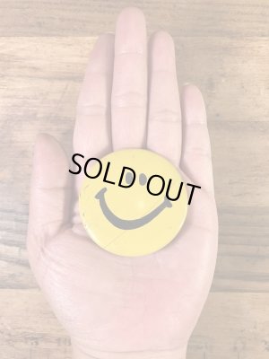 スマイルフェイスのブリキ製の70’sヴィンテージ缶バッチ