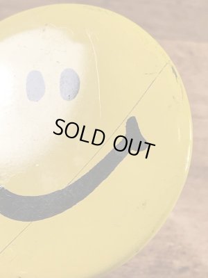 スマイルフェイスのブリキ製の70’sヴィンテージ缶バッチ