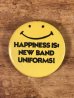 “Happiness Is New Band Uniforms!”と書かれたスマイルの70年代ビンテージ缶バッジ