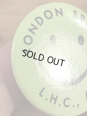 “London Bridge L.H.C.,AZ.”と書かれたスマイルの70年代ビンテージ缶バッジ