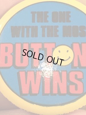 “The One With The Most Buttons Wins”と書かれたスマイルの80年代ビンテージ缶バッジ