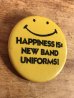 “Happiness Is New Band Uniforms!”と書かれたスマイルの70年代ビンテージ缶バッジ