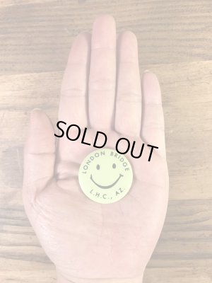 “London Bridge L.H.C.,AZ.”と書かれたスマイルの70年代ビンテージ缶バッジ