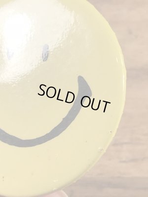 スマイルフェイスのブリキ製の70’sヴィンテージ缶バッチ