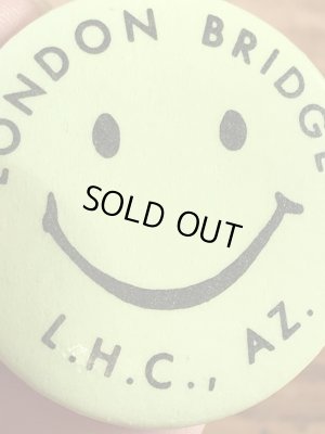 “London Bridge L.H.C.,AZ.”と書かれたスマイルの70年代ビンテージ缶バッジ