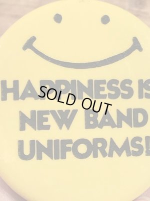 “Happiness Is New Band Uniforms!”と書かれたスマイルの70年代ビンテージ缶バッジ