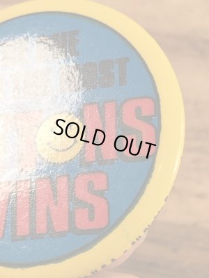 “The One With The Most Buttons Wins”と書かれたスマイルフェイスの80’sヴィンテージ缶バッチ