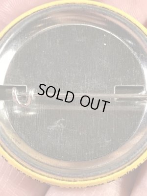 “The One With The Most Buttons Wins”と書かれたスマイルフェイスの80’sヴィンテージ缶バッチ