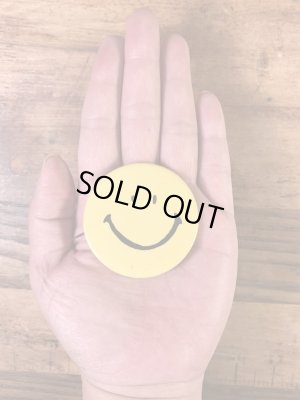 スマイルフェイスのブリキ製の70’sヴィンテージ缶バッチ