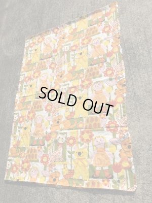 動物とフラワーが描かれたキルティングの70年代ビンテージファブリック