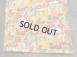 動物とフラワーが描かれたキルティングの70年代ビンテージファブリック