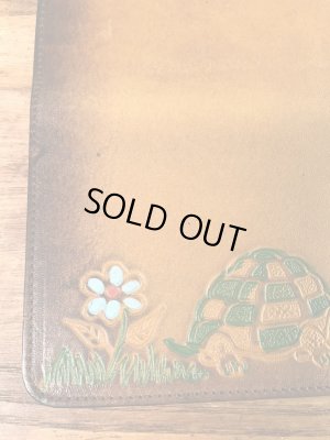 フラワーとカメが描かれたヒッピー調の70’sヴィンテージレザーウォレット