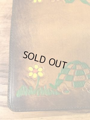 フラワーとカメが描かれたヒッピー調の70’sヴィンテージレザーウォレット