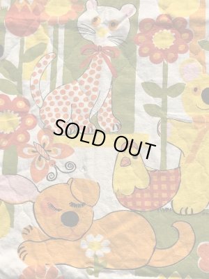 動物とフラワーが描かれたキルティングの70年代ビンテージファブリック