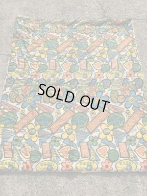 フラワーやラブなどのヒッピー調のポップアートの70年代ビンテージ寝袋