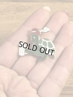 赤いハットを被ってビールを持ったカメの70〜80年代ビンテージメタルバッジ