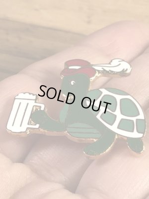 赤いハットを被ってビールを持ったカメの70〜80年代ビンテージメタルバッジ