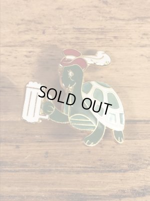 赤いハットを被ってビールを持ったカメの70〜80年代ビンテージメタルバッジ