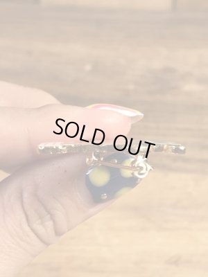 赤いハットを被ってビールを持ったカメの70〜80年代ビンテージメタルバッジ