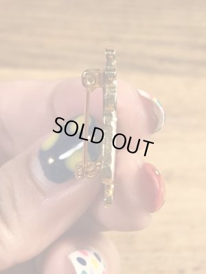 赤いハットを被ってビールを持ったカメの70〜80年代ビンテージメタルバッジ