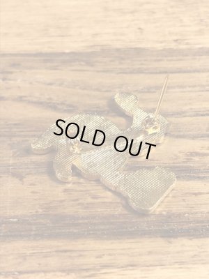 赤いハットを被ってビールを持ったカメの70〜80年代ビンテージメタルバッジ