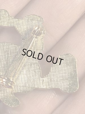 赤いハットを被ってビールを持ったカメの70〜80年代ビンテージメタルバッジ