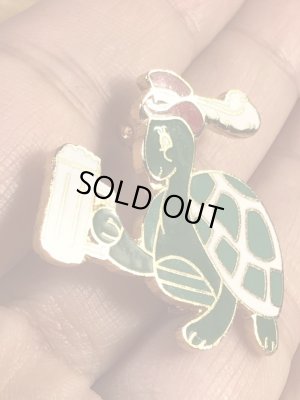 赤いハットを被ってビールを持ったカメの70〜80年代ビンテージメタルバッジ