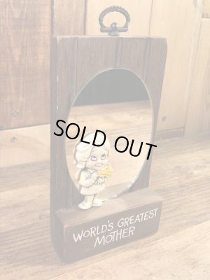 "World's Greatest Mother"のメッセージが書かれた木製の70年代ビンテージ壁掛けミラー