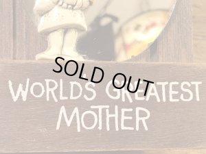 "World's Greatest Mother"のメッセージが書かれた木製の70年代ビンテージ壁掛けミラー