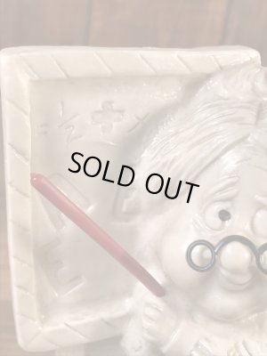 “World's Best Teacher...”のメッセージが書かれたシリスカルプスの70年代ビンテージメッセージドール