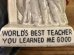 “World's Best Teacher...”のメッセージが書かれたシリスカルプスの70年代ビンテージメッセージドール