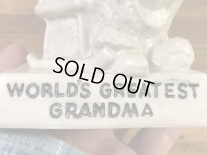“World's Greatest Grandma”のメッセージが書かれたシリスカルプスの70年代ビンテージメッセージドール