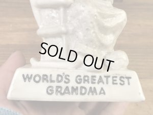 “World's Greatest Grandma”のメッセージが書かれたシリスカルプスの70年代ビンテージメッセージドール