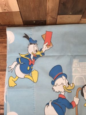 プルートやダックファミリーなどのディズニーキャラクターが描かれた70’sヴィンテージピローケース