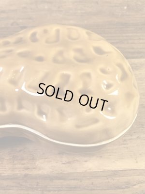 ピーナッツの形をした陶器製の70年代ビンテージ容器