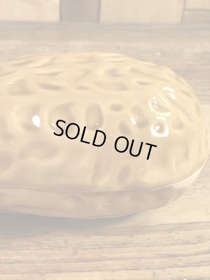 ピーナツの形をしたセラミック製の70’sヴィンテージ入れ物