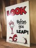 “Look Before You Leap!”のメッセージが書かれた70’sヴィンテージサインボード