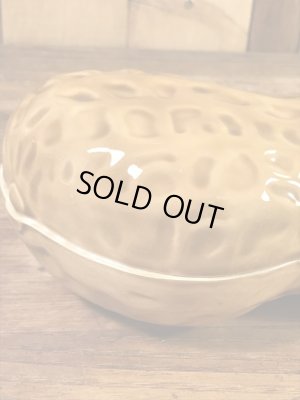 ピーナッツの形をした陶器製の70年代ビンテージ容器