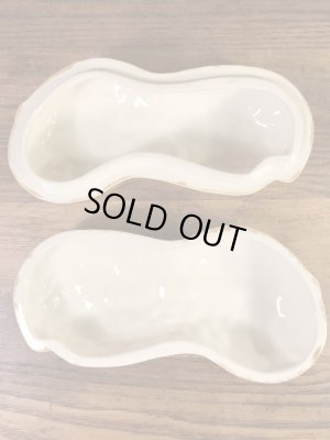 ピーナッツの形をした陶器製の70年代ビンテージ容器