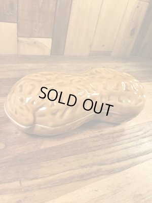 ピーナッツの形をした陶器製の70年代ビンテージ容器