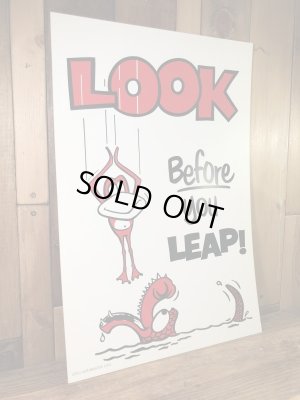 “Look Before You Leap!”のメッセージが書かれた70年代ビンテージ看板