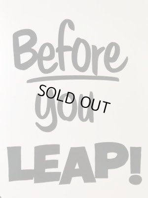 “Look Before You Leap!”のメッセージが書かれた70’sヴィンテージサインボード