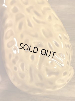 ピーナッツの形をした陶器製の70年代ビンテージ容器