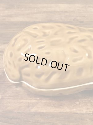 ピーナツの形をしたセラミック製の70’sヴィンテージ入れ物