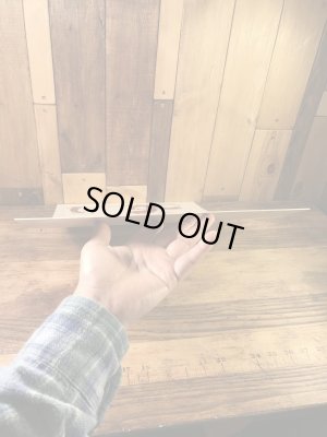 “Look Before You Leap!”のメッセージが書かれた70年代ビンテージ看板