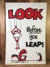 “Look Before You Leap!”のメッセージが書かれた70年代ビンテージ看板